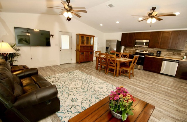 Farm Stay in the Country 20 Minutes from Downtown/Buda/Manchaca