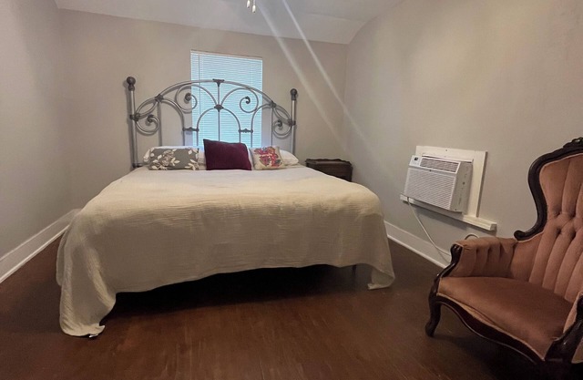 Farm style 1-bedroom apartment with WiFi, AC in awesome Houston