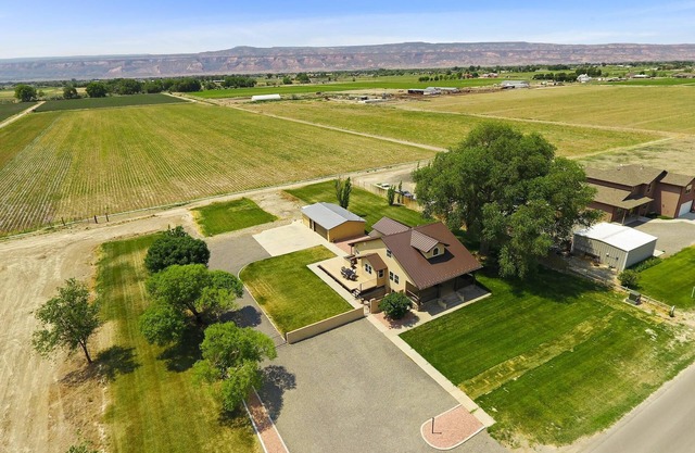Farmhouse: 82" TV & Pool Table