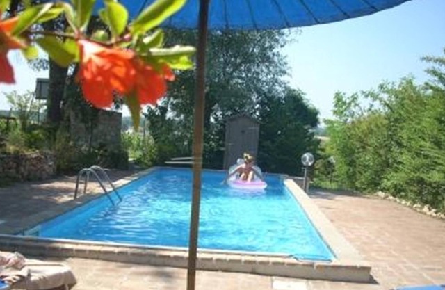 Farmhouse and swimming pool sleeps 8