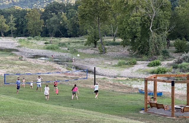 Farmhouse: Caddo River Cabin with a Slide, & Fire pit+Swings+Hammocks+Volleyball