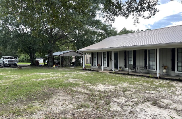 Farmhouse charm + Bunkhouse. Fishing. Hot tub. Outdoor TV.