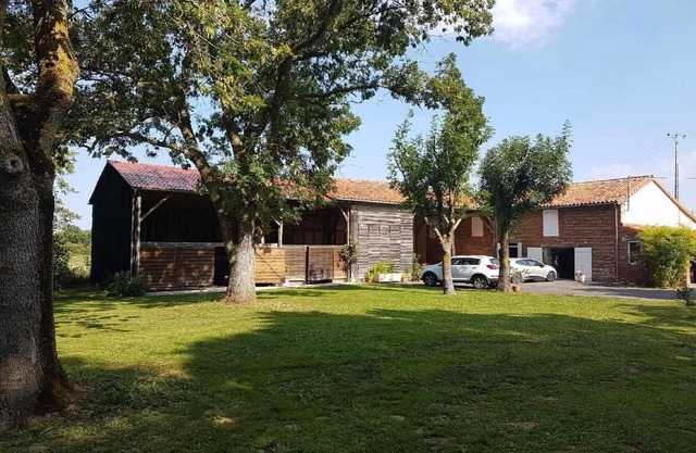 Farmhouse set in a large wooded park - Aquinaut