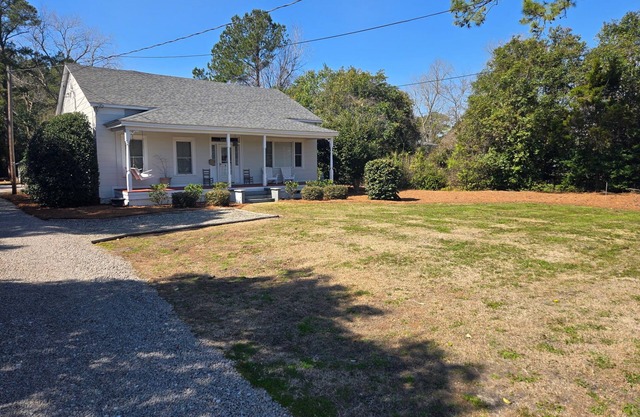 Farmhouse Getaway w/Chickens 15 min 2 Beach & Downtown