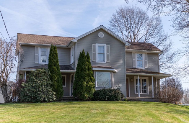 Farmhouse, hot tub, sleeps 12