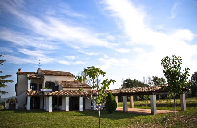 farmhouse immersed in the green Abruzzo countryside with a tennis court