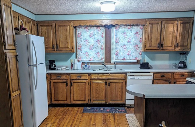 Farmhouse Living: Nestled Amidst Rolling Hills and Scenic Views