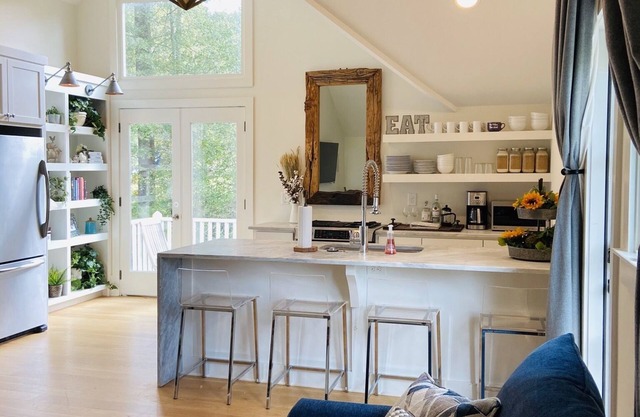 Farmhouse Style Carriage Home w/Pool Access