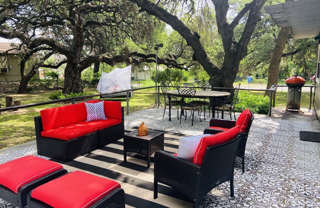 Farmhouse Vineyards "Vagabonds" on Pecan Street, Relaxed Ranch House Glam 4 All