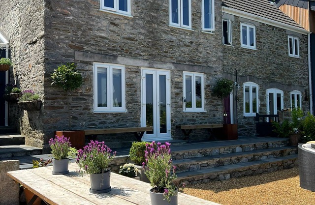 Farmhouse with Hot Tub & Far Reaching Views Of Dartmoor