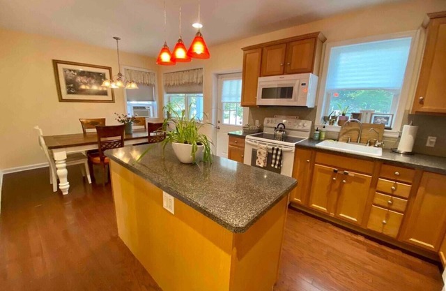 Farms, wineries, trails, king bed & heated floors