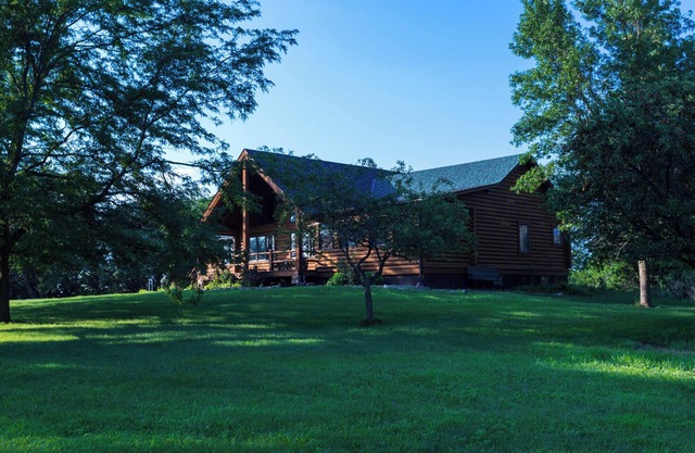 Farmstead Lodge: Your Serene Log Cabin Retreat with AC, WiFi