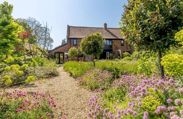 Farnham Barn - Four Bedroom House, Sleeps 8