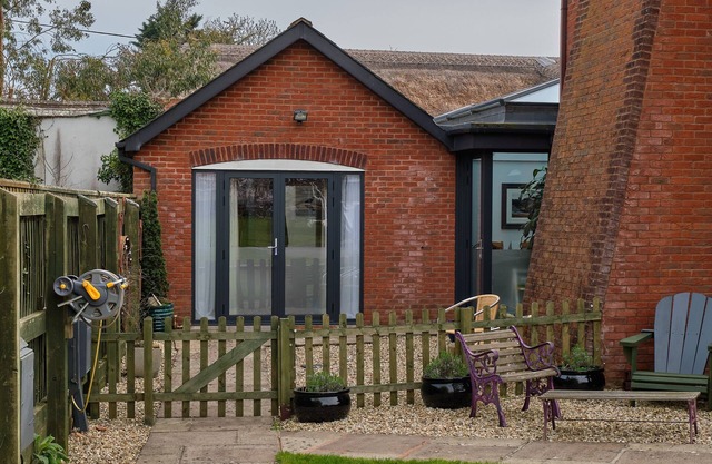 FARRIERS RETREAT, pet friendly, with a garden in Budleigh Salterton