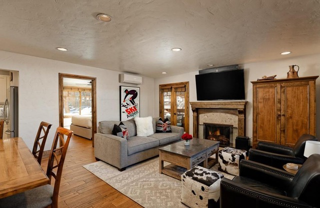 Fasching Haus Unit 310, Deluxe Condo w/Stately Furnishings, Private Deck, A/C