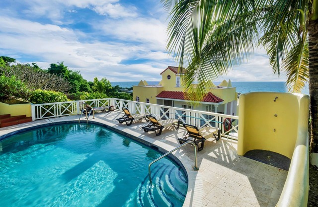 Fast WiFi, 4 bedrooms, sleeps 8, panoramic ocean views, West Coast . Paradise !