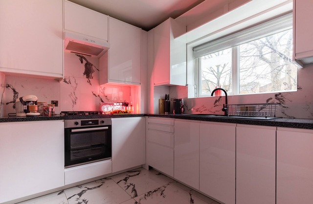 Fast WiFi, free parking, London getaway