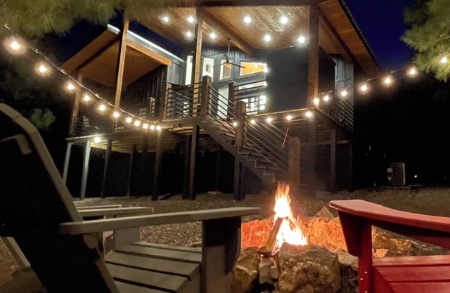 Favorite Luxury Getaway - come, relax & recharge, hot tub, near lake