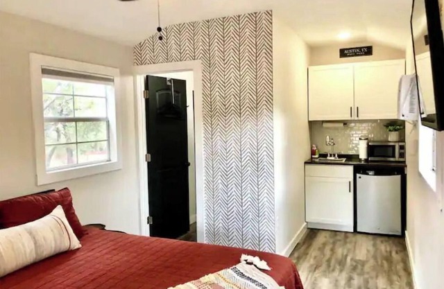 "Fawn" cabin in 2 acre boutique resort with pool!