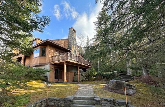 FC43 Renovated cozy spacious cottage with AC, air hockey, wifi close to ski trails!