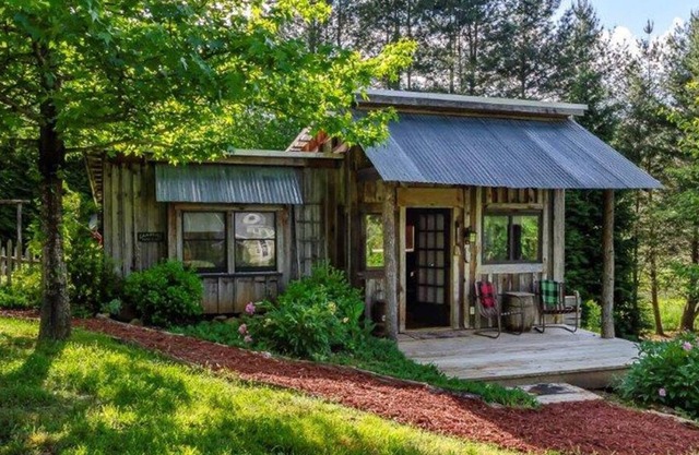 Feathered Nest - Picturesque Creekside Cottage in Peaceful Valley!