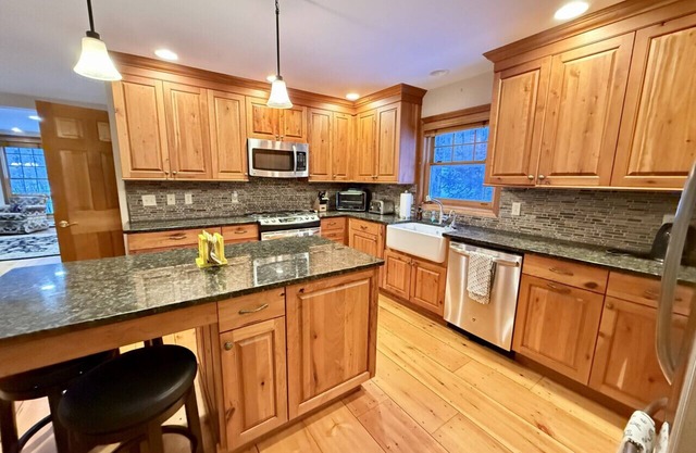 Featuring hot tub, pool table and sauna!