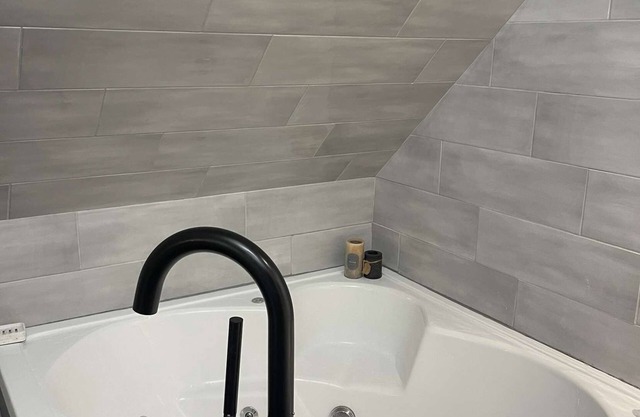 FEDERAL HILL MODERN APARTMENT w/JACUZZI TUB