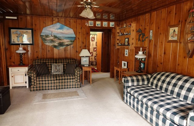 Feel of an "Up North" cottage with the convenience of in-town East Tawas