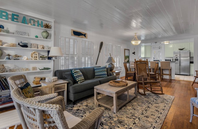 Feeling Beachy Cottage, Sleeps 6, Steps away from the beach!