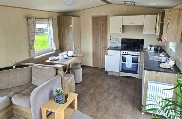 Felixstowe beach holiday park caravan/mobile home 5 minute walk to the beach