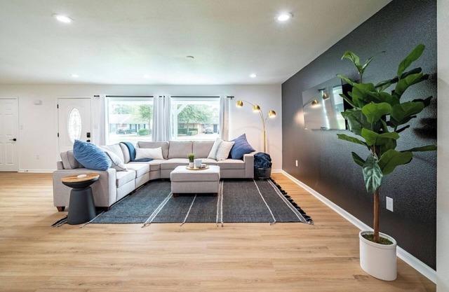Fenced Backyard | King Bed | Open Plan | Modern