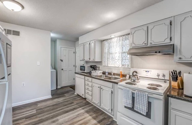 Fenced Yard, Centrally Located-Parkway Village Pad