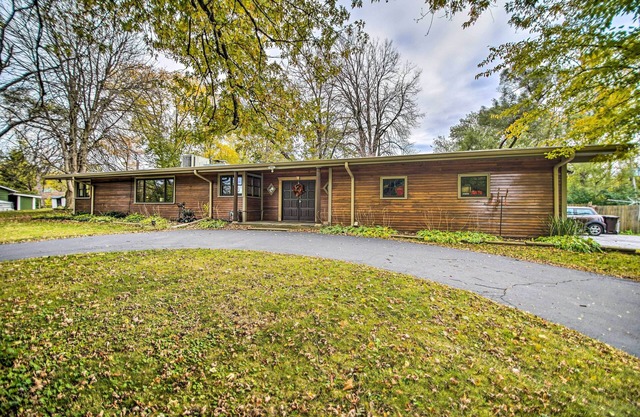 Fenced Yard: Fox River Grove Home, Dogs Welcome