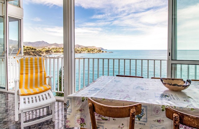 Fener de Baix 81- Apartment right on the seafront