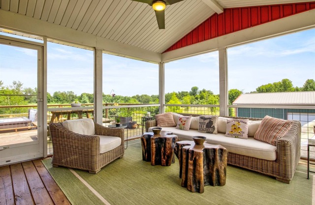 Fenn Woods: Magical Setting, Private Hot Tub, Screen Porch, Fire Pit, Dogs Ok