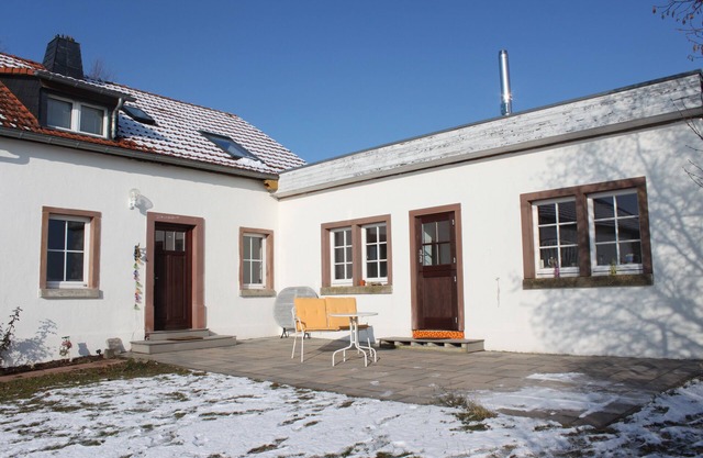 Ferien in der Vulkaneifel, kleines ehemaliges Bauernhaus mit Sonnenterasse