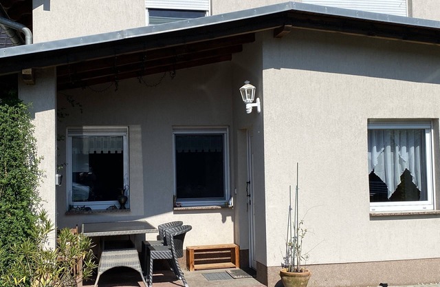 Ferienhaus mit Terrasse auf Großem Grundstück