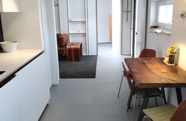 Ferienwohnung mit Fenster zum Hof im Skandinavischen Stil in der Innenstadt