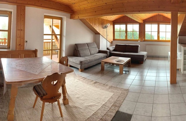 Ferienwohnung mit tollem Ausblick, Terrasse und beheiztem Pool im Garten