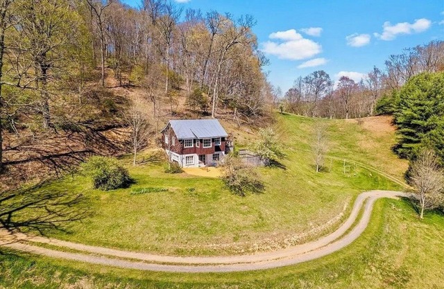 Fern Cottage: Secluded Mountain Retreat with Stunning 30-Mile Valley Views