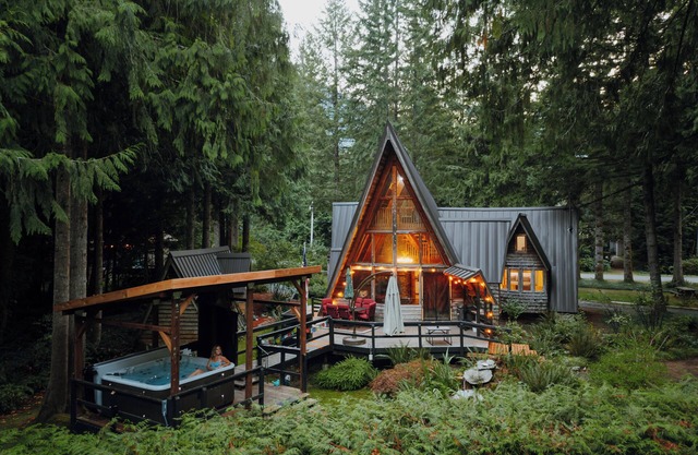 Fern Haus: stunning mtn view, covered spa, pets + kids will love it!