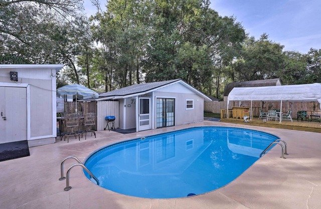 Fern Park House w/ Pool: Private Patio & Fire Pit!