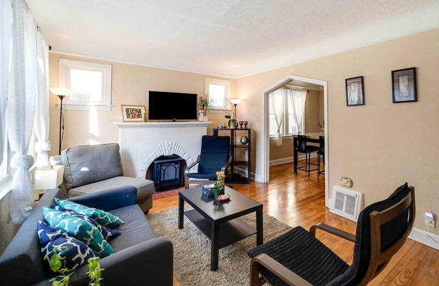 Ferndale Apartment w/Yard - Near the Detroit Zoo!