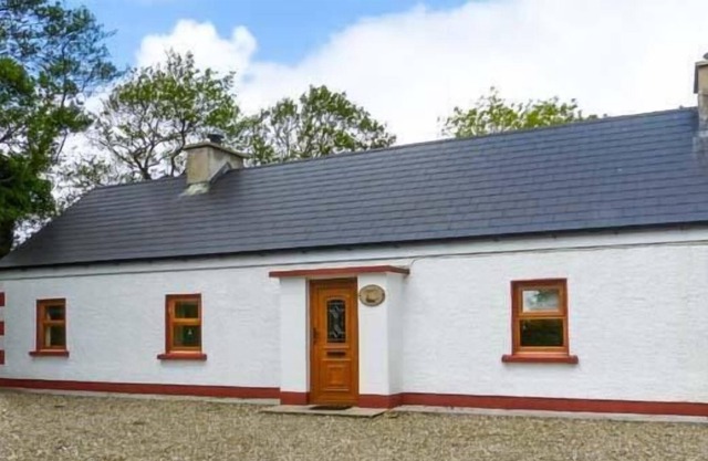 FERRYS, family friendly, with open fire in Portsalon, County Donegal