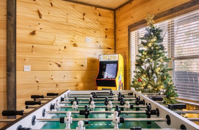 Festive Getaway! Fall Foliage Hot Tub + 2 Suites, Dog Ok & Close to everything!