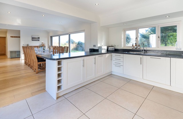 Few mins walk from the beach! Large detached house, stunning sea views, hot tub!