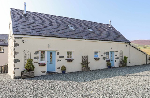 FFYNNON BACH, pet friendly, character holiday cottage in Deiniolen