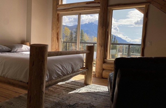 Field of Dreams, the brand new log cabin retreat w/spectacular mountains views!