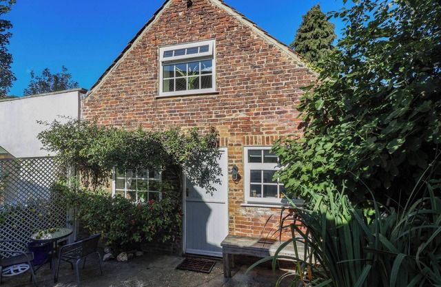 FIGGY COTTAGE, pet friendly, with a garden in Ripon