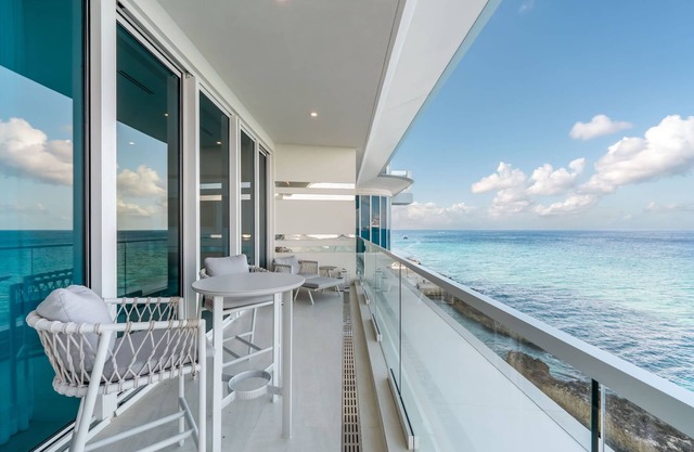 Fin #16 - Luxurious Oceanfront Condo